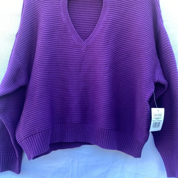 Sweater - Picture 4 of 10